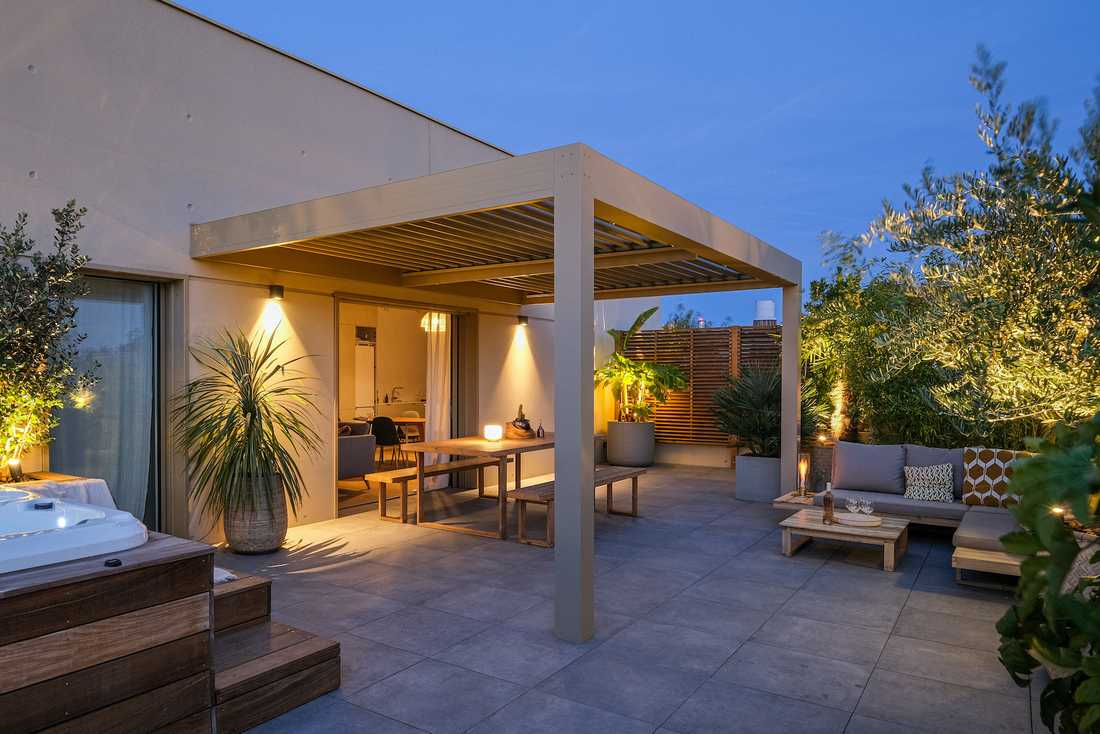 Terrasse bioclimatique avec pergola - espace détente avec jacuzzi - vue nocturne