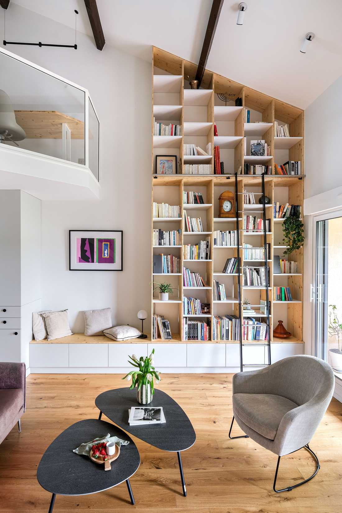 Rénovation intérieure d'une maison avec bibliothèque sur mesure par un architecte d'intérieur