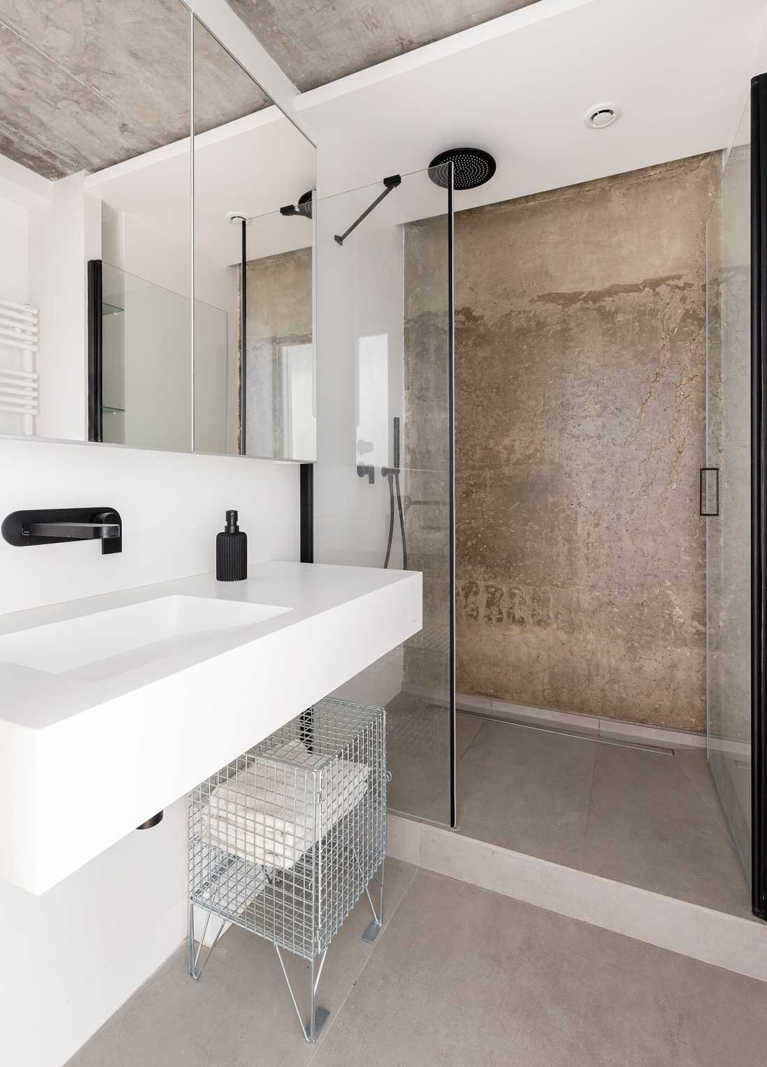 Salle de bain aménagé par un architecte dans un appartement neuf à Biarritz