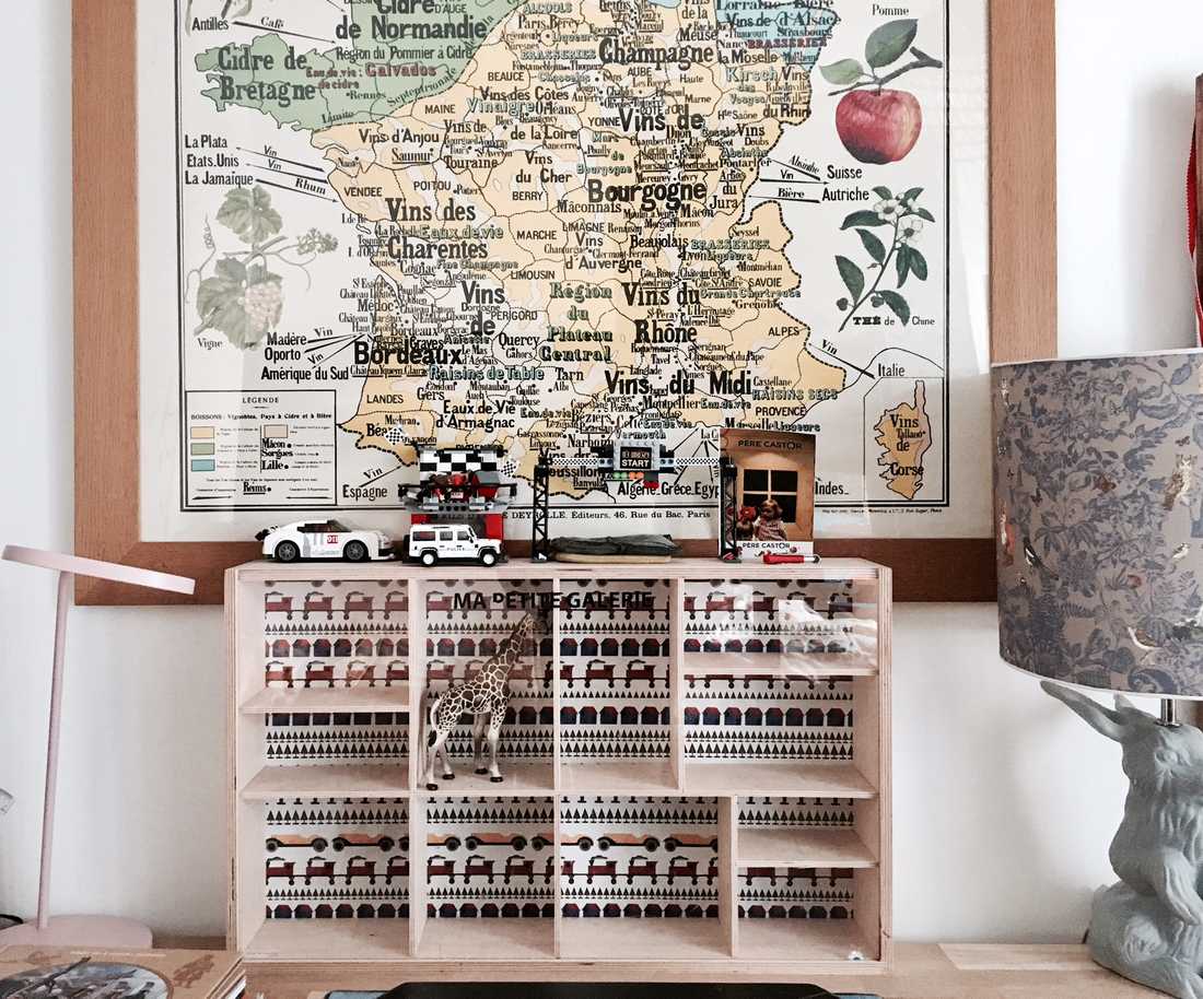 Bureau décoré avec une affiche scolaire vintage