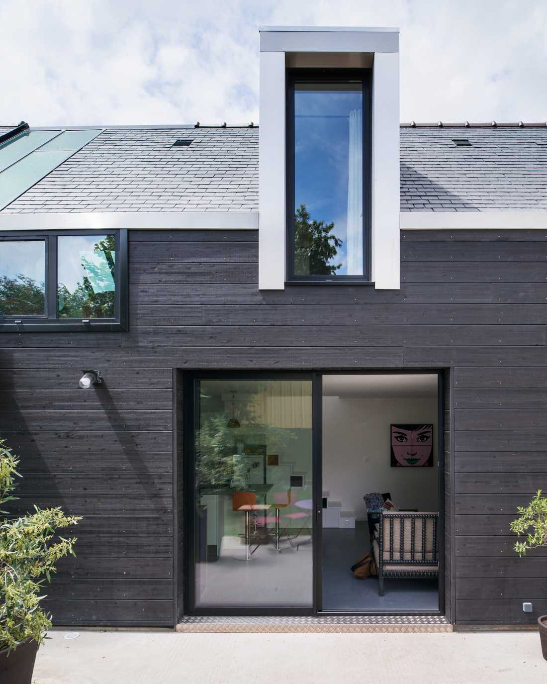 Extension avec bardage bois anthracite conçu par un architecte dans les Pyrénées-Atlantiques