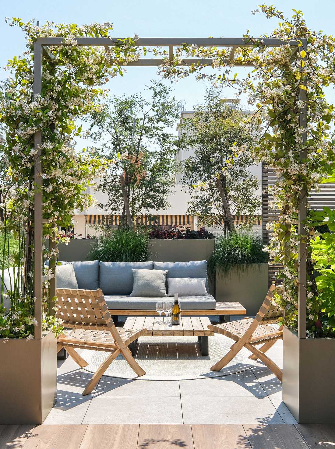 Aménagement de la terrasse d'un appartement neuf à Biarritz