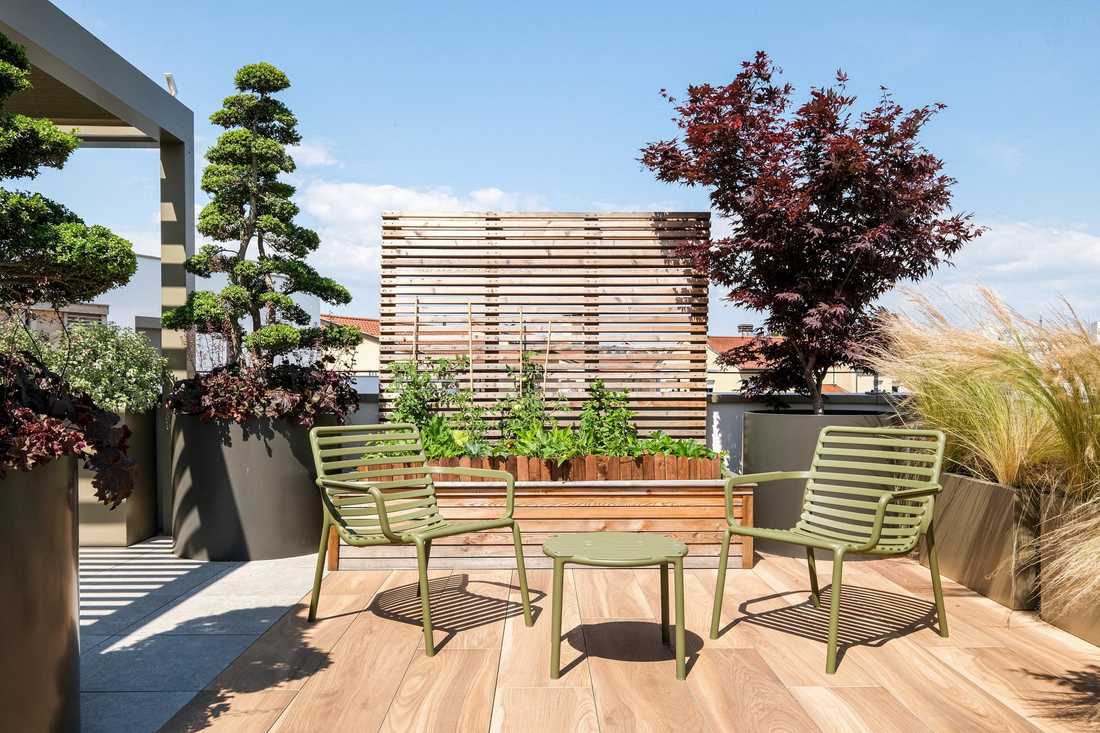 Petite terrasse créée par un jardinier paysagiste avec des fauteuils Doga Relax