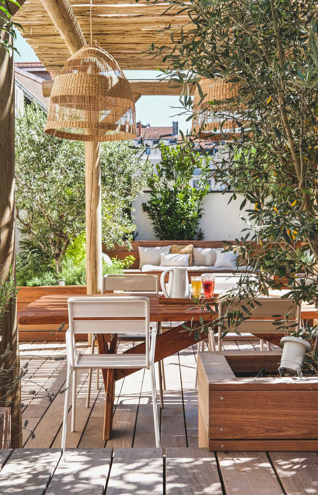 Terrasse en bois dans un appartement à Biarritz conçu par un jardinier paysagiste