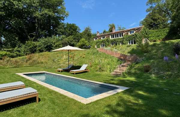 Paysagisme autour d'une piscine dans le Perche